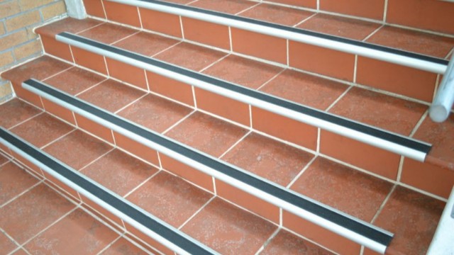 防滑警示膠帶價(jià)格？質(zhì)量好才是真的好【昆山玉寰】