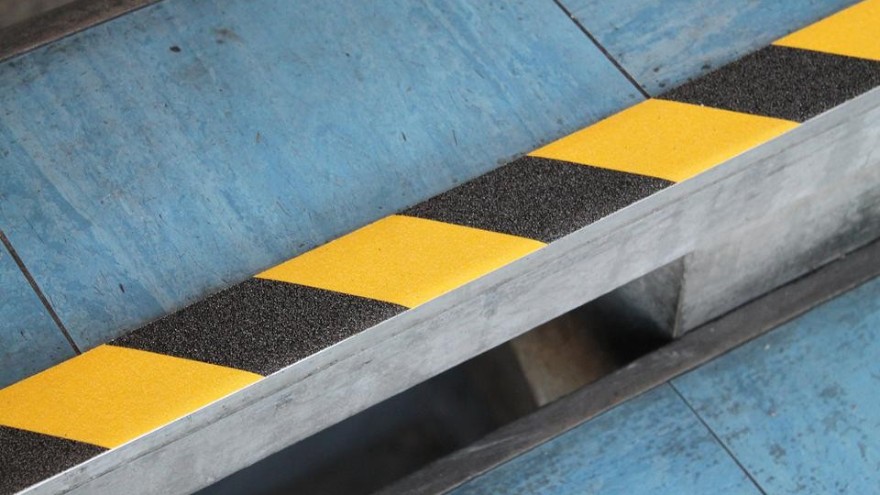 黑黃防滑膠帶，防滑警示效果是不是好一點？