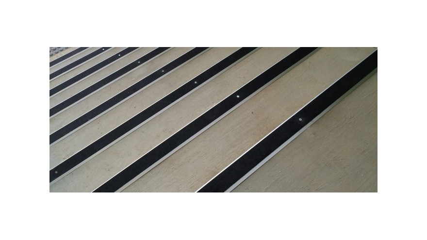 公共區域安全，防滑膠帶來守護！