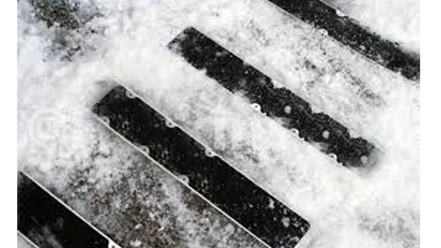 公交車車廂貼防滑膠帶，方便乘客雪天安全上下車