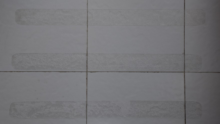 防滑膠帶上的沙子會掉嗎-不掉砂防滑膠帶推薦【昆山玉寰】