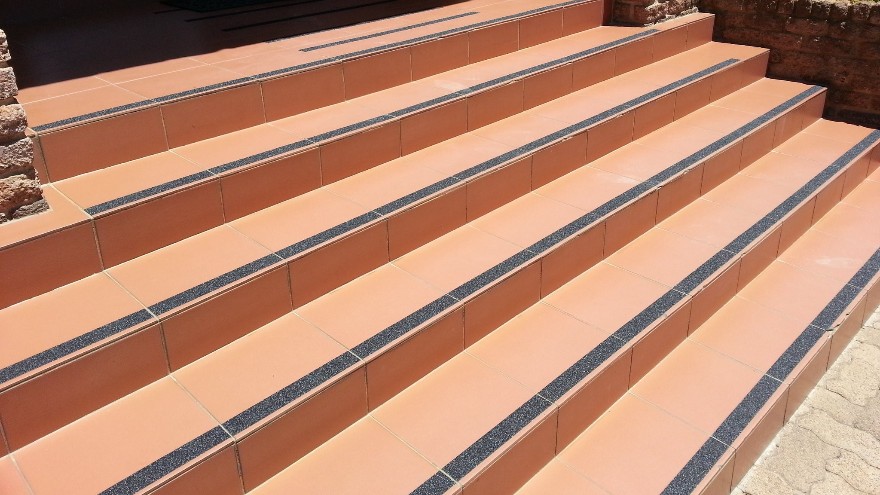 食堂地面怎么做防滑處理？推薦耐油污防滑膠帶