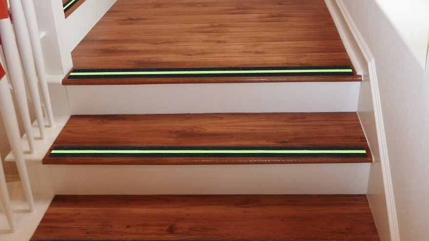 自沾式夜光防滑膠帶-廠家供應【昆山玉寰】