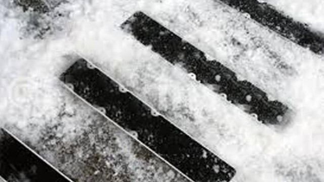 突降大雪，地面濕滑如何一貼止滑？