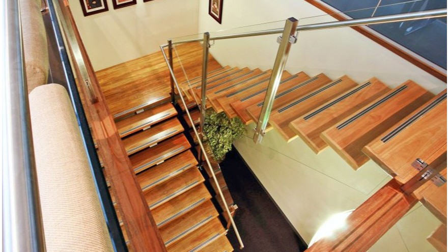 樓梯濕滑易滑倒怎么辦，就選樓梯防滑膠帶！