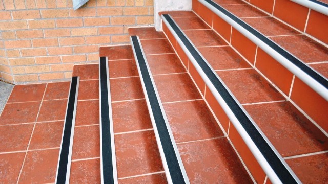 寒冬來臨，室外太滑怎么辦？防滑膠帶給您安全保障